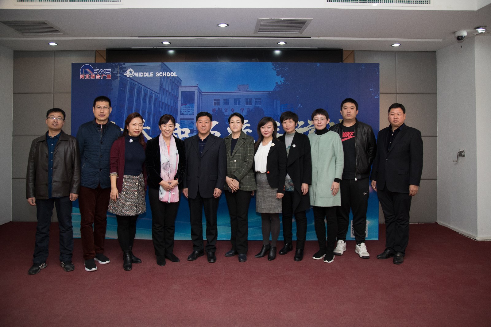 20181114094932_15与会领导、家长代表合影.jpg 20181114094932_15与会领导、家长代表合影.jpg