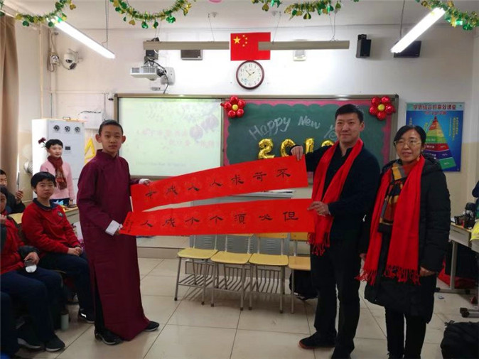 20181229170214_学校领导为班级送上青春祝福.jpg