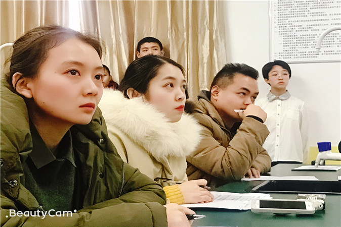 20190108113033_评委老师认真观看同学们的表演并给予很高的评价.jpg