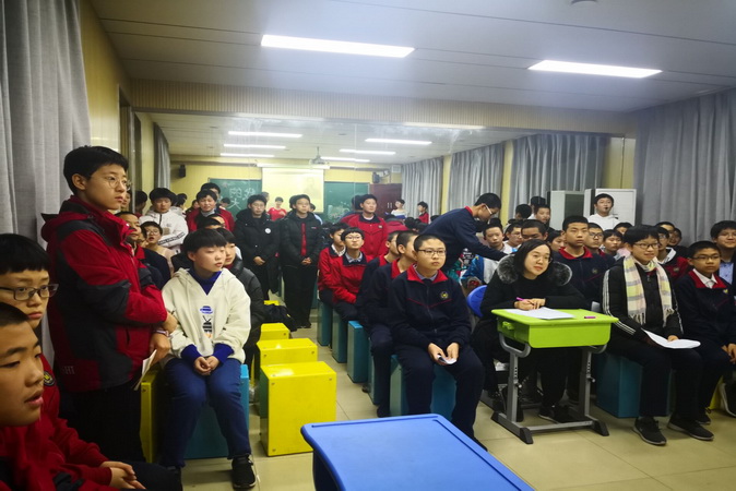 20190108160508_同学们认真地观看.jpg