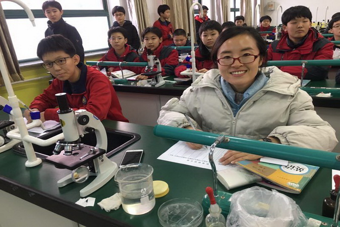 20190108161700_刘老师在给选手们评分.jpg