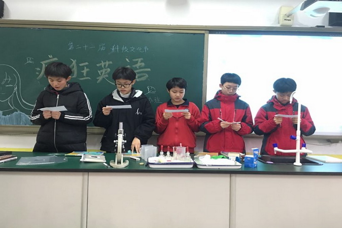 20190108161701_七班同学在朗读文章.jpg