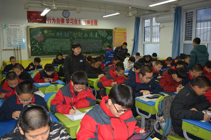 20190108165048_全班同学认真答题负责同学严肃监考.jpg