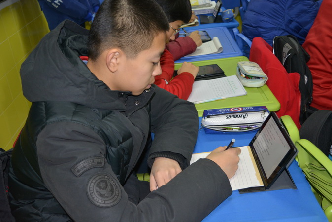 20190108165048_同学正在认真答题.jpg