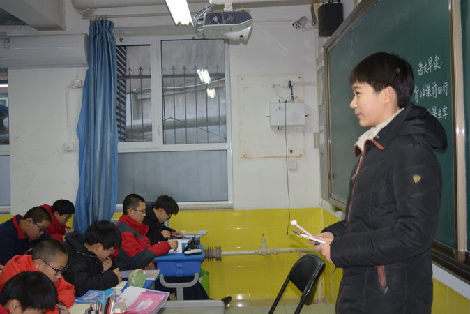 20190108165048_监考人员在讲台上监考.jpg