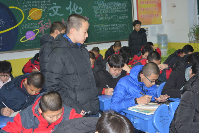 20190108165048_监考同学正在认真巡视.jpg