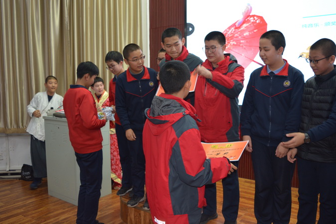 20190108165258_为获奖同学颁奖.jpg
