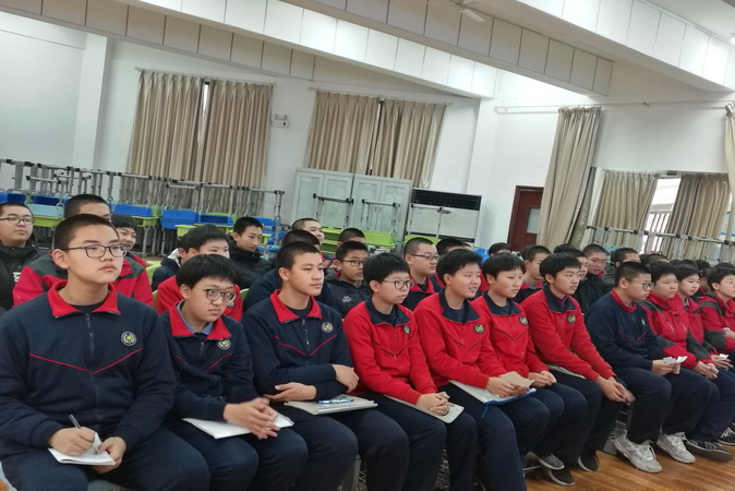20190108165258_观众席成员认真观赛.jpg