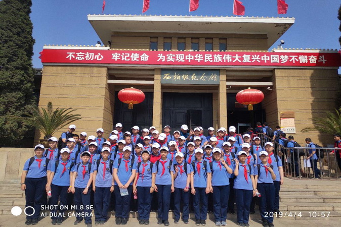 20190404183616_41Q1807班全体同学西柏坡纪念馆前留念.jpg
