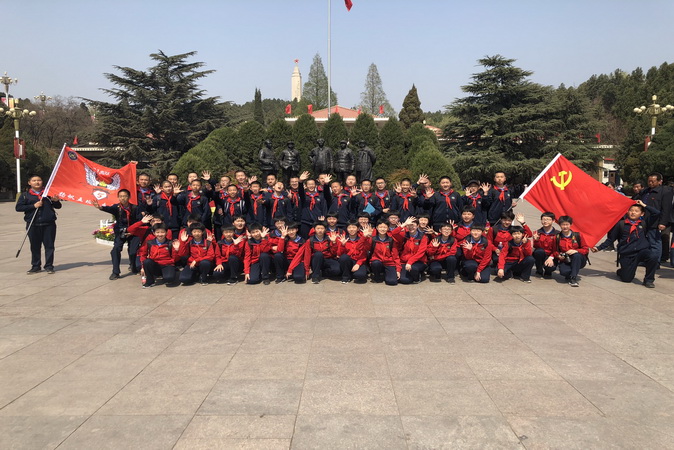 20190404183617_47S1805在西柏坡纪念馆前合影.jpg