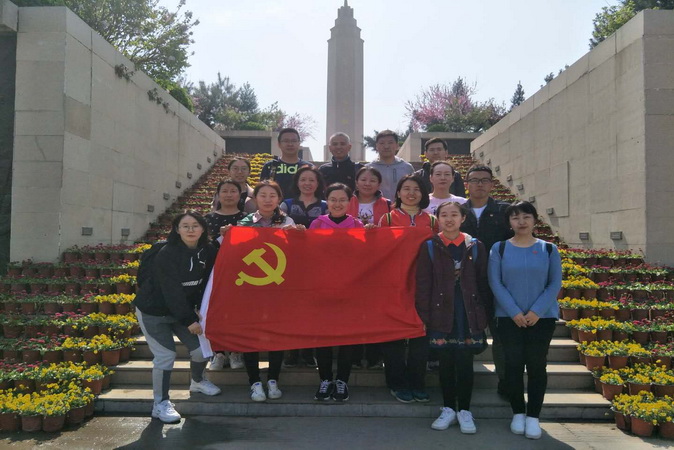20190404183704_58党员教师在纪念碑前明志.jpg 58党员教师在纪念碑前明志.jpg