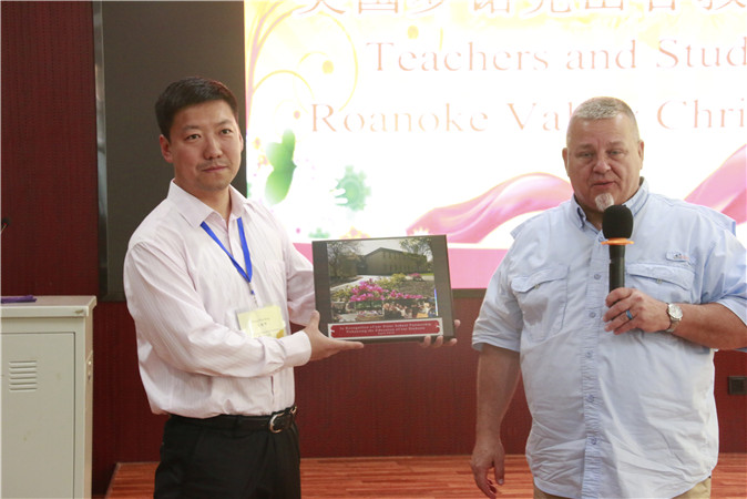 20190429171331_4美方学校给我校赠送礼物.jpg