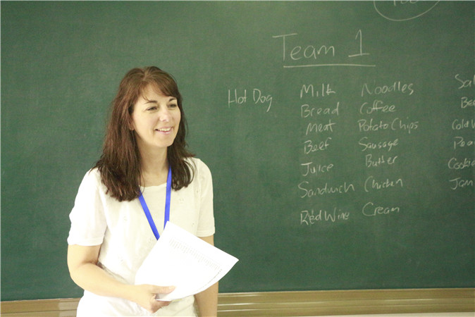 20190429171332_10美方教师给我校学生上课11.jpg