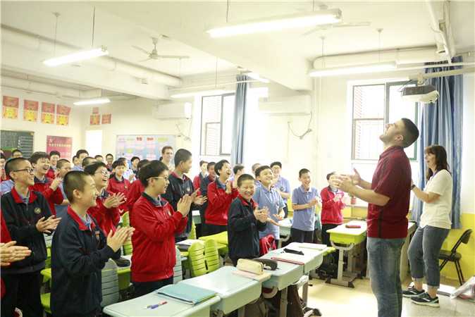 20190429171333_11美方教师给我校学生上英语课.jpg