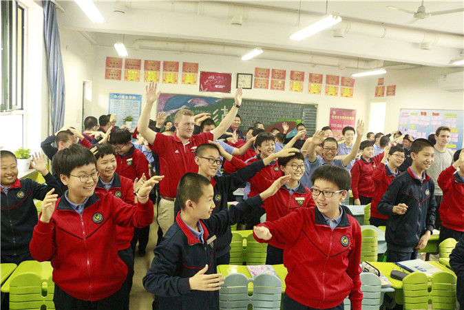 20190429171335_18美方学生和我校学生一起上英语课.jpg