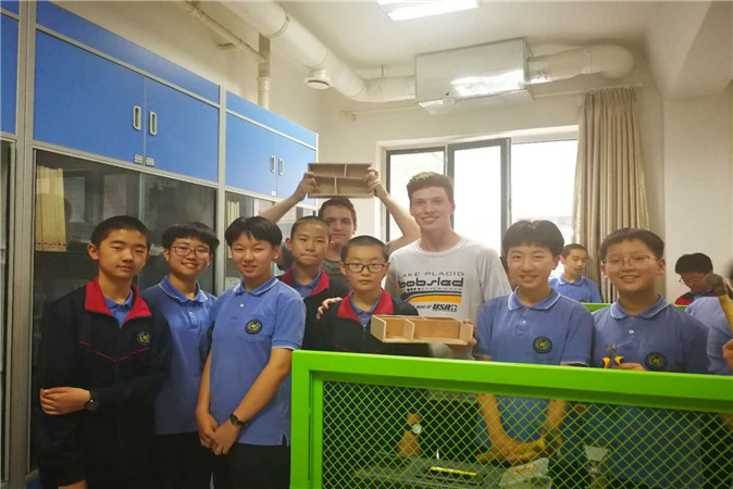 20190429171335_19美方学生和我校学生一起上综合实践课.jpg