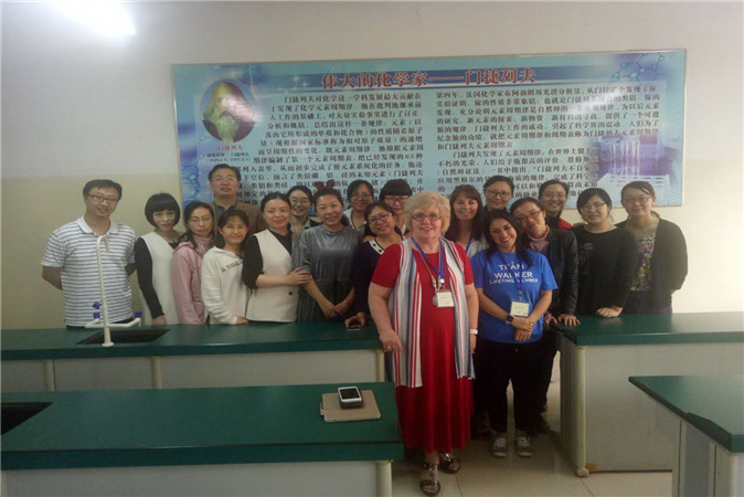 20190429171335_20美方教师和英语组老师合影.jpg