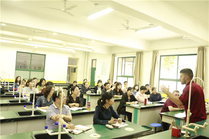 20190429171336_21美方教师给语文组教师进行关于母语阅读的讲座.jpg