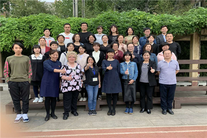 20190429171336_22美方教师和我校语文组老师合影.jpg