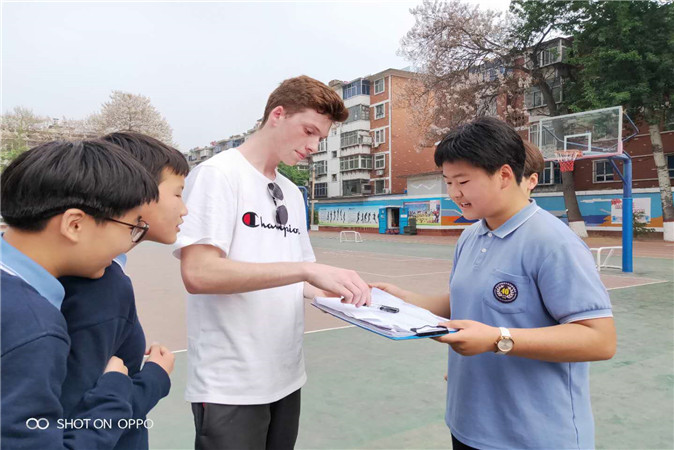 20190429171338_24美方学生和我校学生交流.jpg