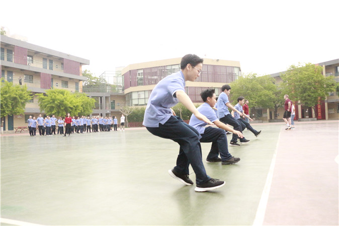 20190429171339_28美方教师给我校学生上体育课.jpg