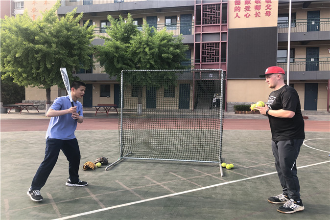 20190429171340_32美方学生训练我校棒垒球队2.jpg