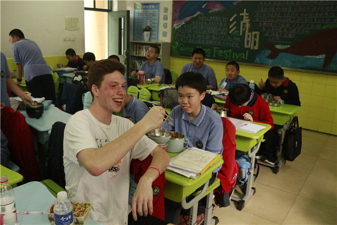 20190429171341_34美方学生学习使用筷子.jpg