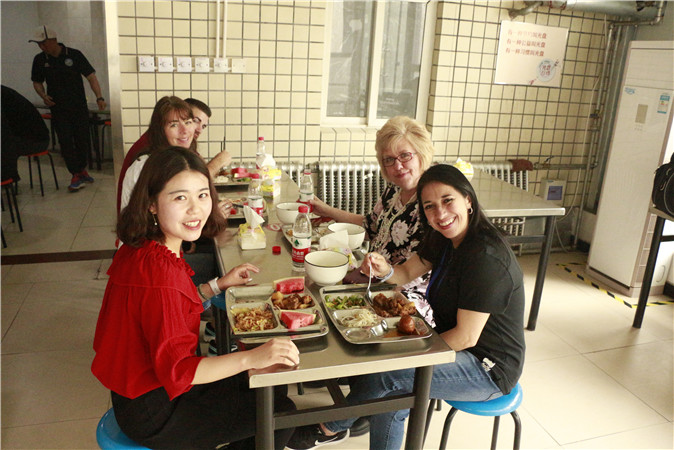 20190429171341_36美方教师食堂就餐.jpg
