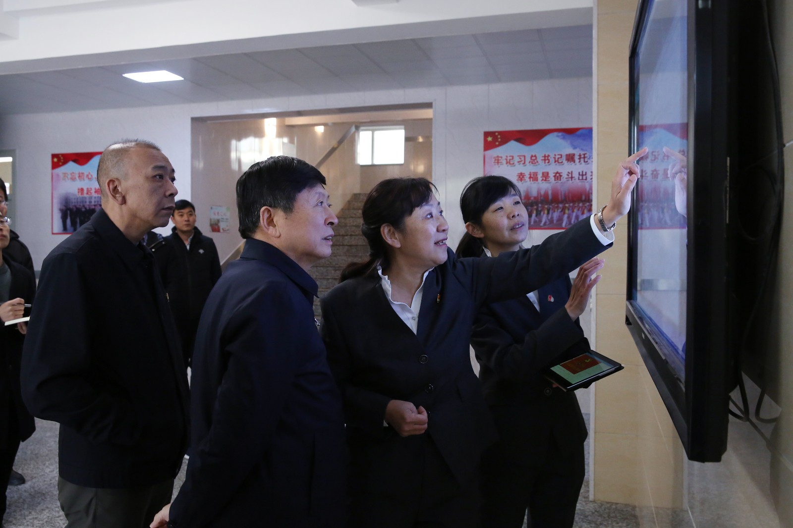 20191120162516_3李云红校长为邢国辉书记介绍我校智慧校园建设情况.jpg 20191120162516_3李云红校长为邢国辉书记介绍我校智慧校园建设情况.jpg