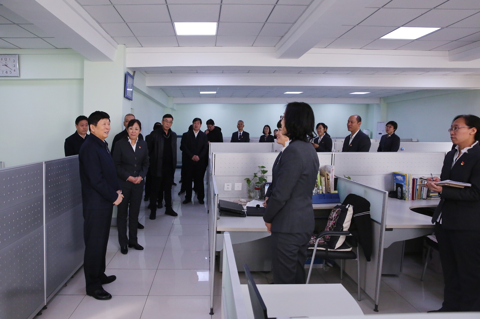 20191120162522_4邢国辉书记和教师代表亲切交谈.jpg 20191120162522_4邢国辉书记和教师代表亲切交谈.jpg