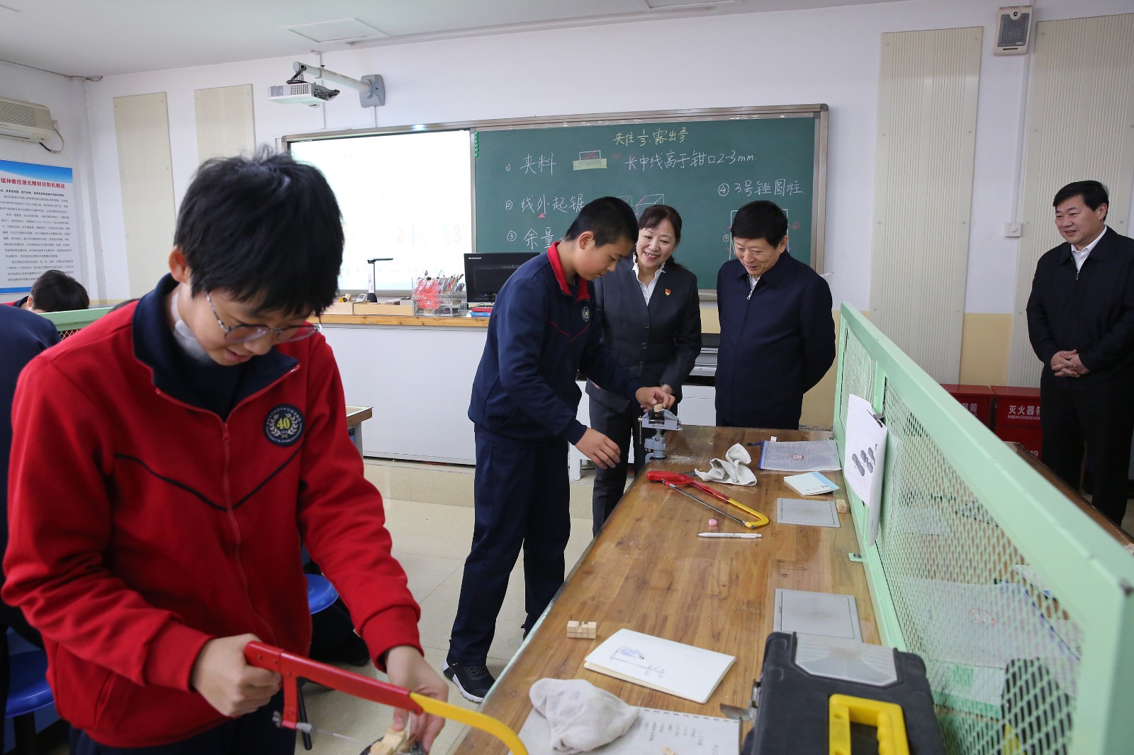 20191120162526_5邢国辉书记到综合实践室了解劳动教育情况.jpg 20191120162526_5邢国辉书记到综合实践室了解劳动教育情况.jpg