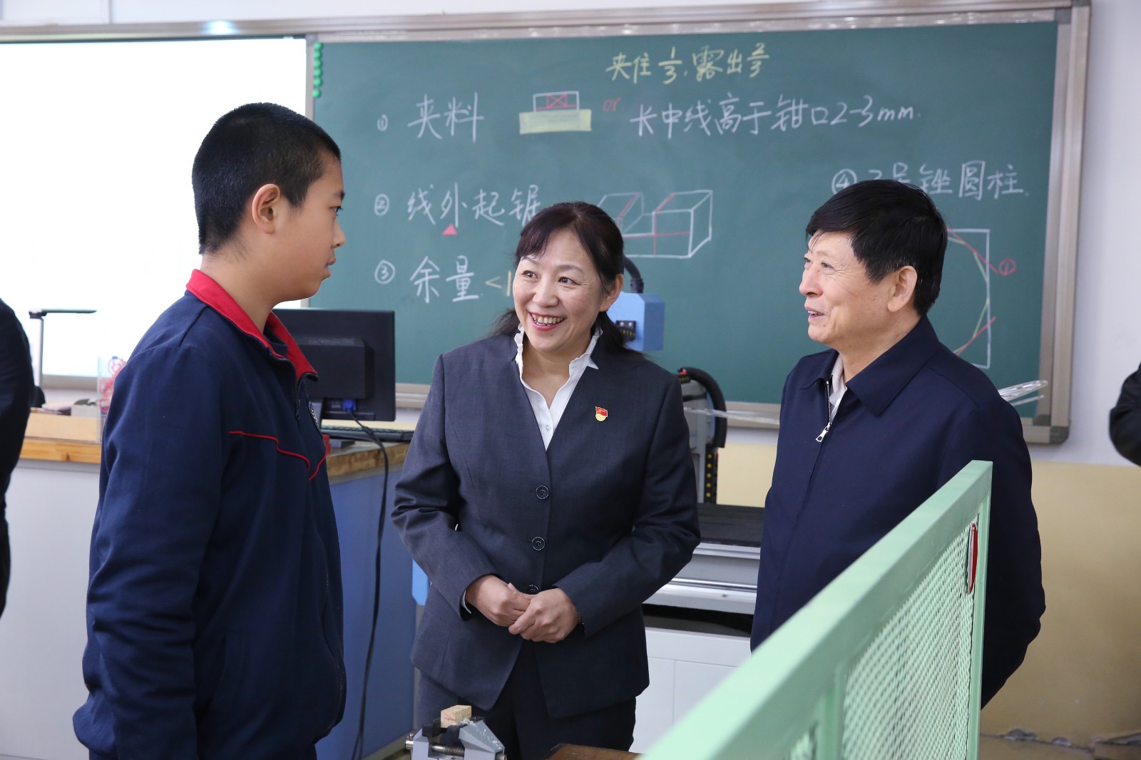 20191120162530_6邢国辉书记亲切询问学生学习生活情况.jpg 20191120162530_6邢国辉书记亲切询问学生学习生活情况.jpg