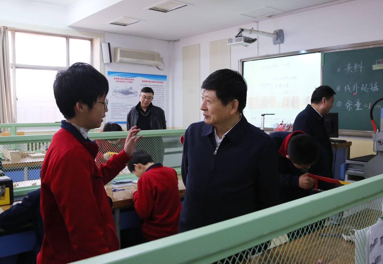 20191120162535_7邢国辉书记亲切询问学生学习生活情况.jpg 20191120162535_7邢国辉书记亲切询问学生学习生活情况.jpg
