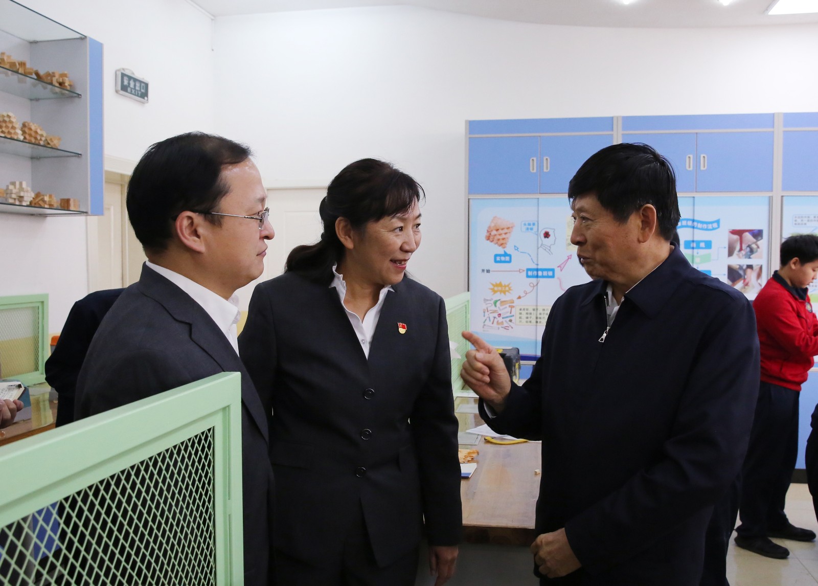 20191120162538_8邢国辉书记向班主任代表了解学生成长情况.jpg 20191120162538_8邢国辉书记向班主任代表了解学生成长情况.jpg