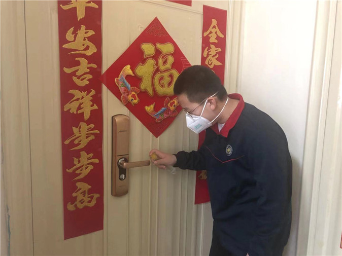 20200205142339_Q1904郝奕霖为防盗门擦拭消毒液.jpg