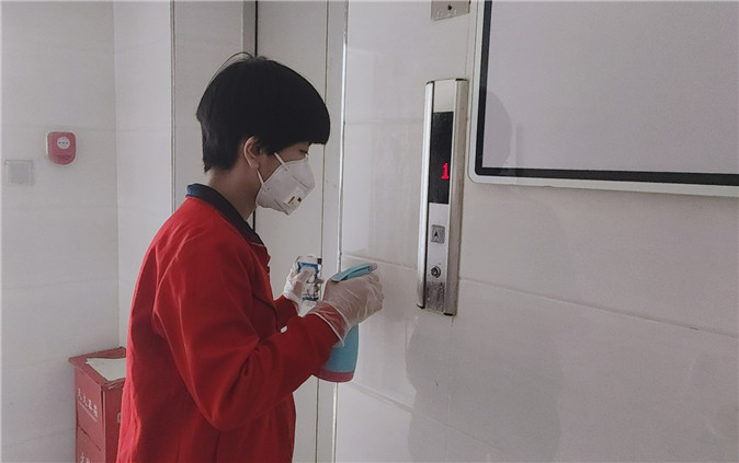 20200205142339_Q1908胡培琳用酒精棉球擦拭单元电梯按钮.jpg