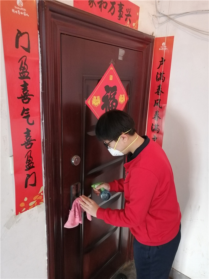 20200205142339_Q1908郝偲涵用酒精擦拭门把手.jpg