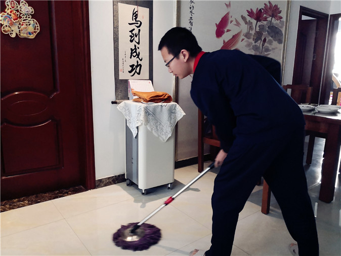 20200205142340_Q1909班 许子彻用84消毒液擦拭家里地面.jpg