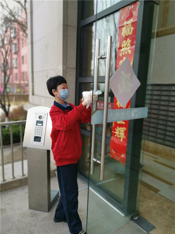 20200205142340_Q1911班 任思锦 用酒精擦拭楼道门.jpg