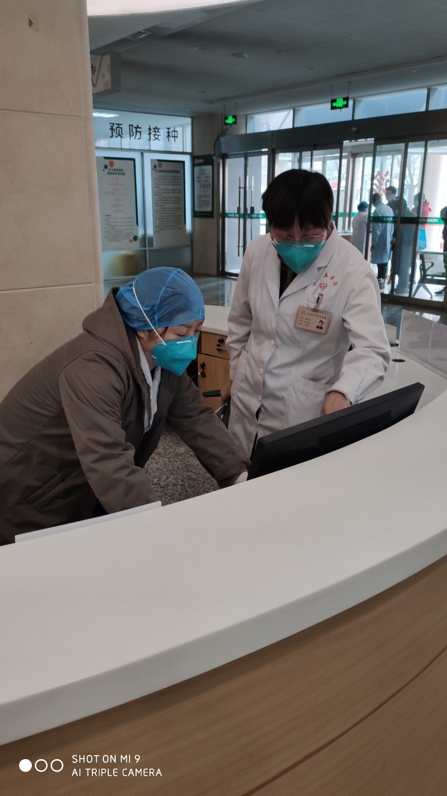 20200220104154_S1906张紫祺张紫云妈妈在预检分诊指导医生操作工作照片.jpg 20200220104154_S1906张紫祺张紫云妈妈在预检分诊指导医生操作工作照片.jpg