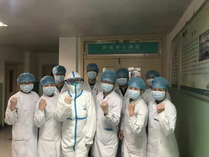 20200220104229_Q1904王润阁妈妈和“战友们”在一起.jpg 20200220104229_Q1904王润阁妈妈和“战友们”在一起.jpg