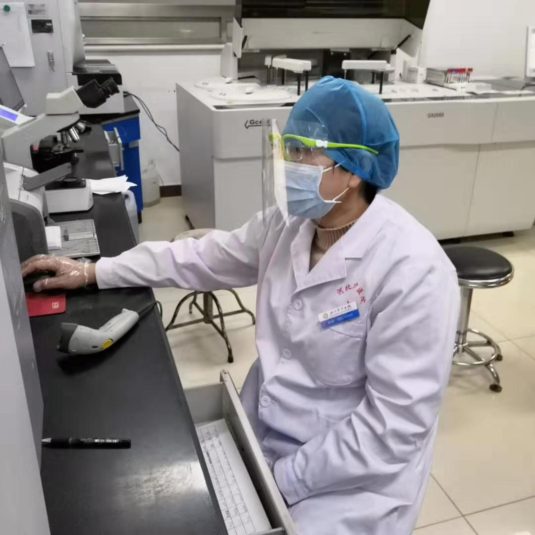 谷志坚老师爱人在登记病患信息.jpg 谷志坚老师爱人在登记病患信息.jpg