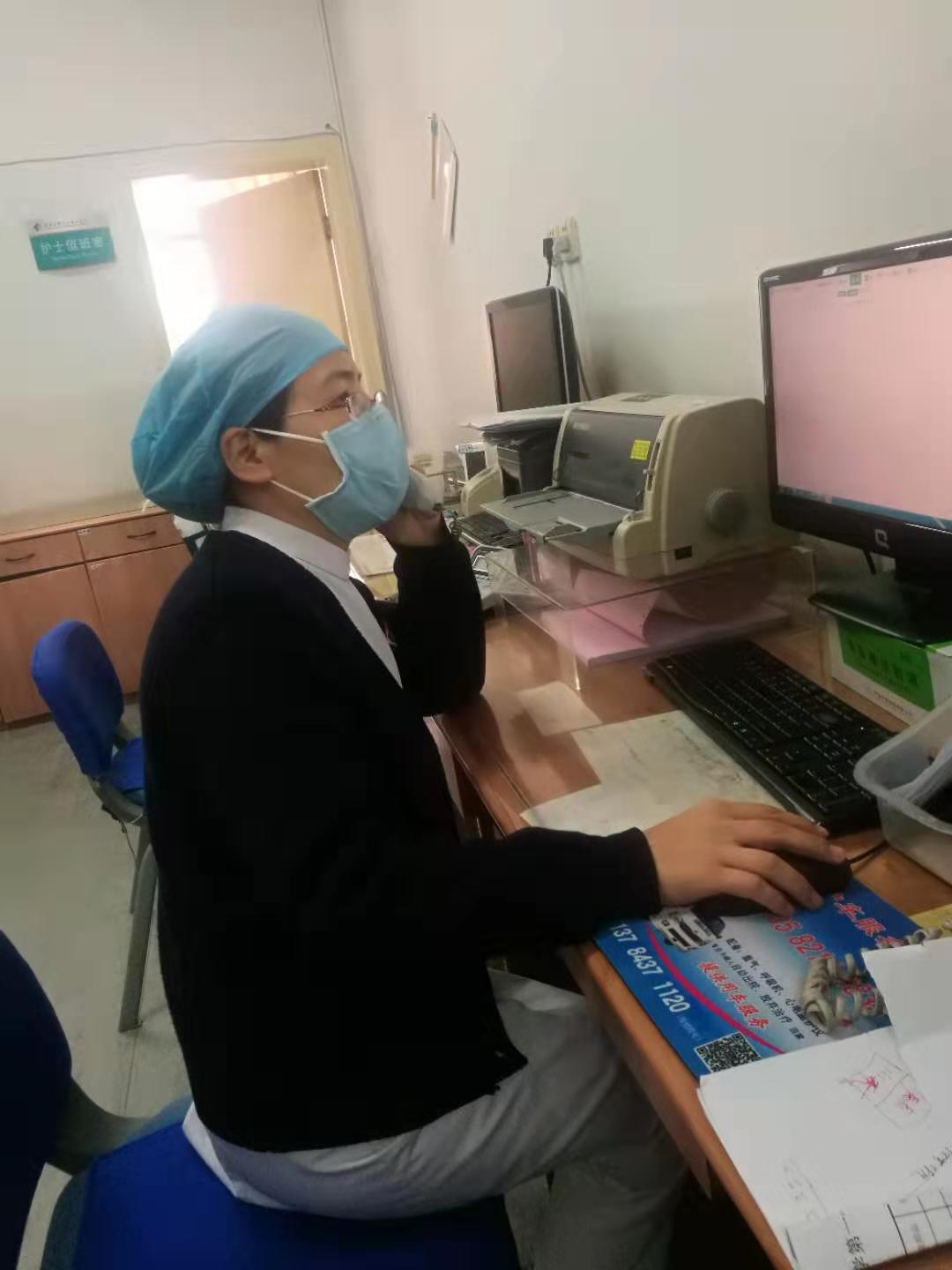 陈国兴老师爱人在登记病人信息.jpg 陈国兴老师爱人在登记病人信息.jpg