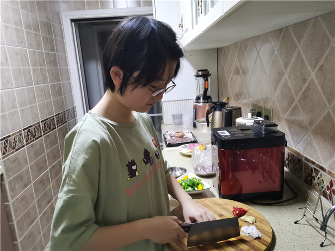 20200506122643_张若涵为家人准备美味佳肴.jpg