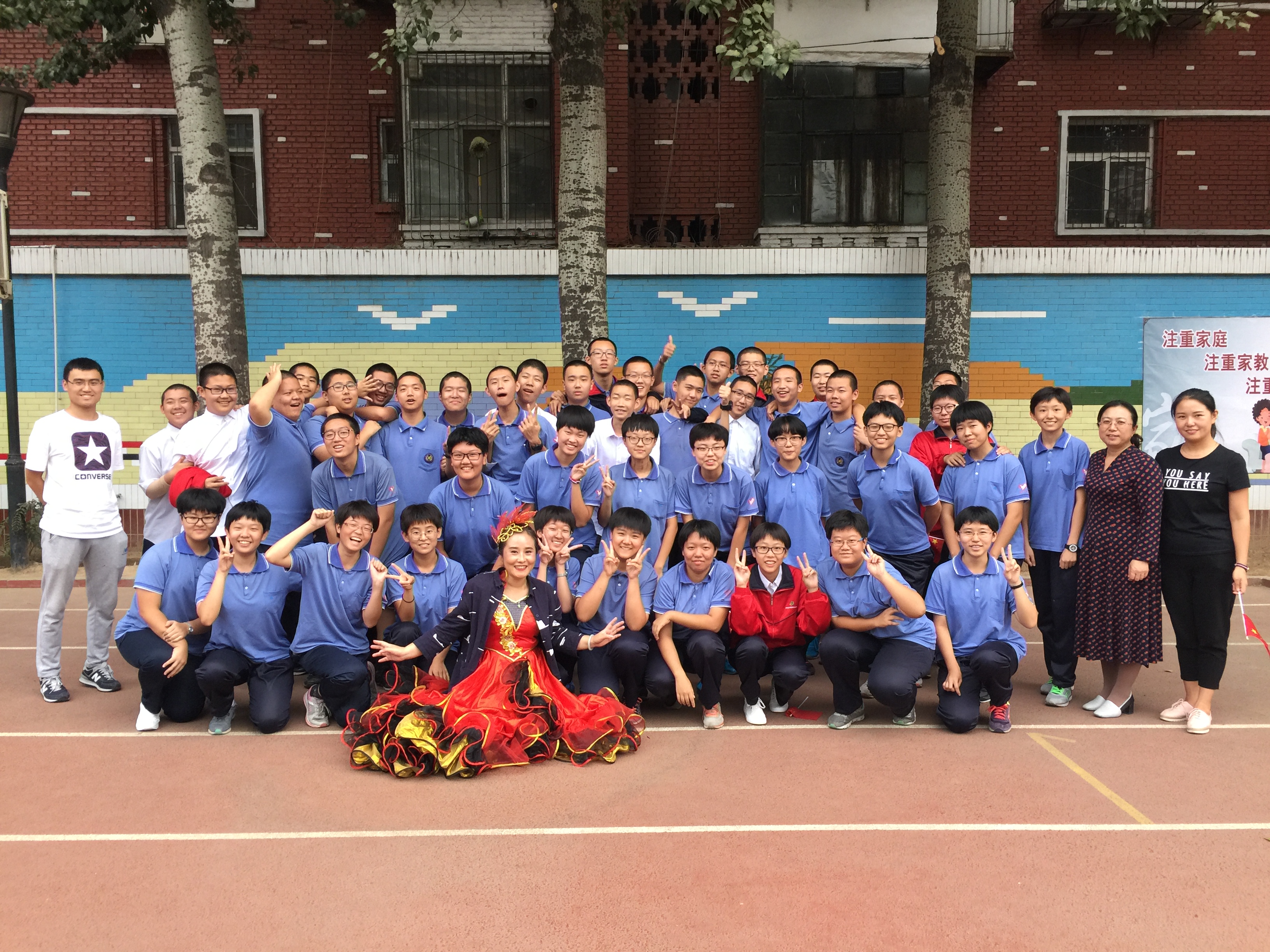 武侠与1506班导师学生国庆节演出合影.JPG 武侠与1506班导师学生国庆节演出合影.JPG