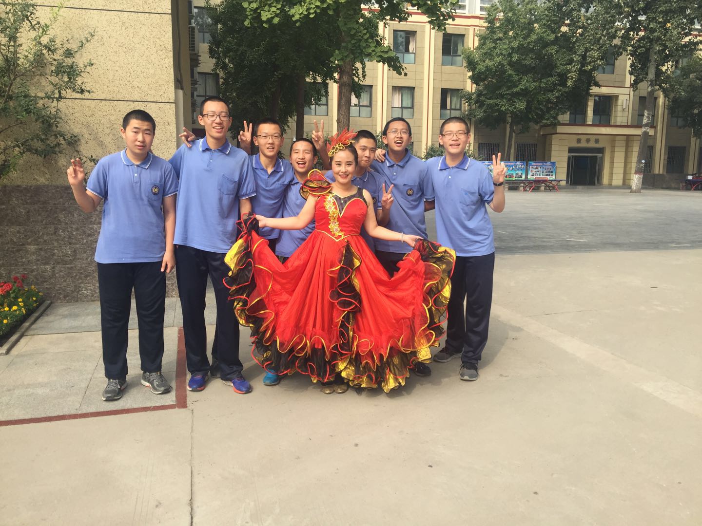 武侠与1506班学生国庆节表演合影.JPG 武侠与1506班学生国庆节表演合影.JPG