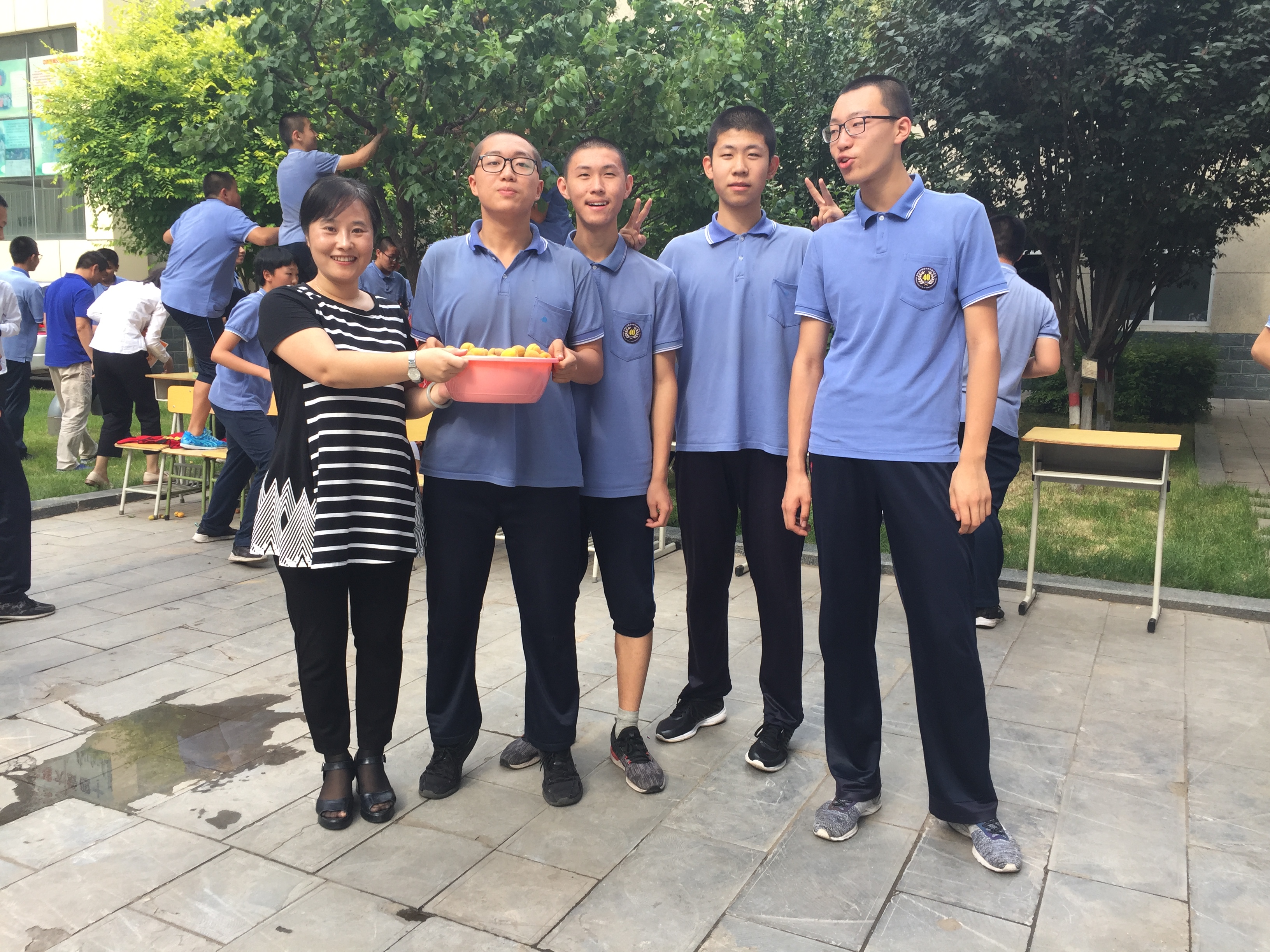 武侠与1506班学生兴高采烈奖合影.JPG 武侠与1506班学生兴高采烈奖合影.JPG