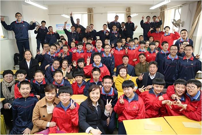 武侠与1209班学生一起百日誓师.jpg 武侠与1209班学生一起百日誓师.jpg