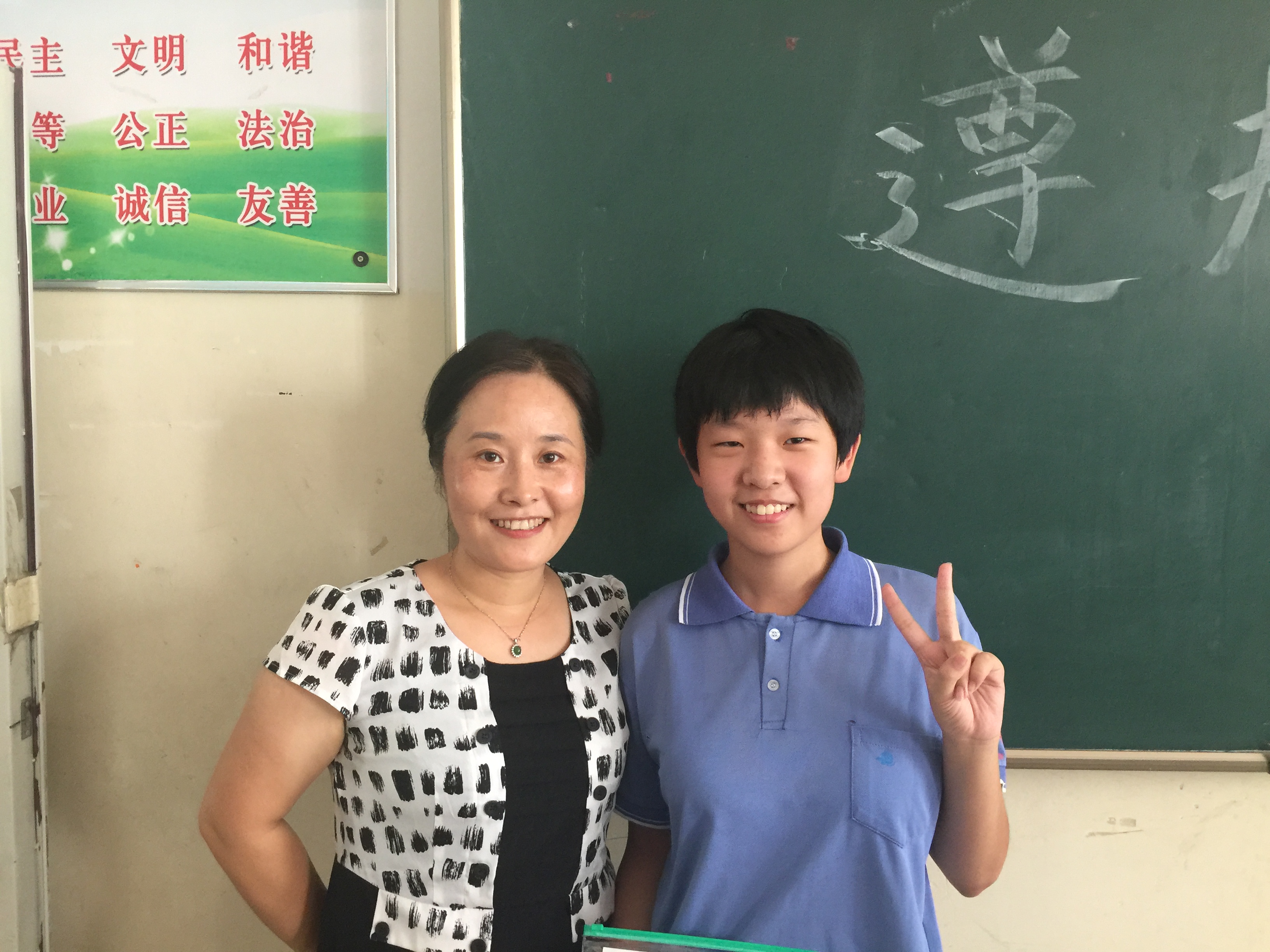 武侠与学生毕业留念.JPG 武侠与学生毕业留念.JPG