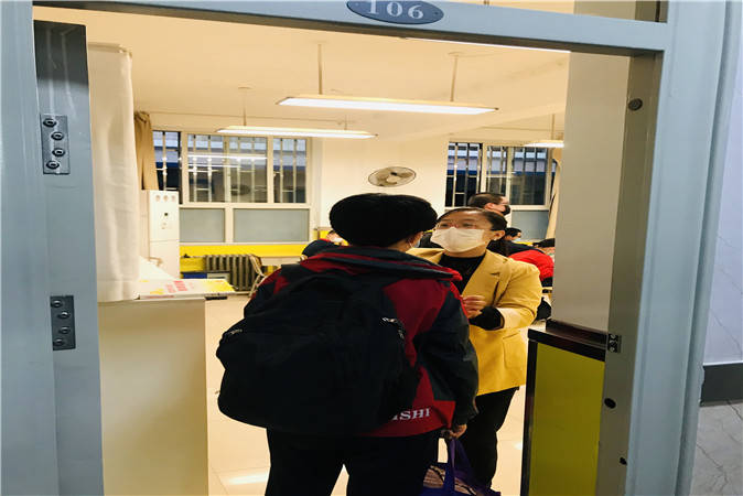 教师给学生测温.jpg